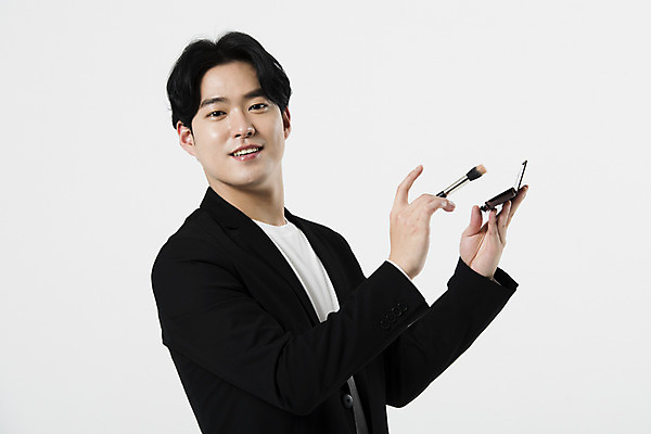 포토 JPG 스튜디오촬영 직업 응시 남자 실내 한명 미소 들기 사람 상반신 20대 성인 옆모습 화장품 한국인 흰배경 메이크업아티스트 메이크업브러쉬 성인남자한명만 국내포토 1 시선 뷰포인트 백그라운드 모션 표정 동양인 청년 내부 뷰티 흰색 붓 남자한명만 성인남자만 파일형식