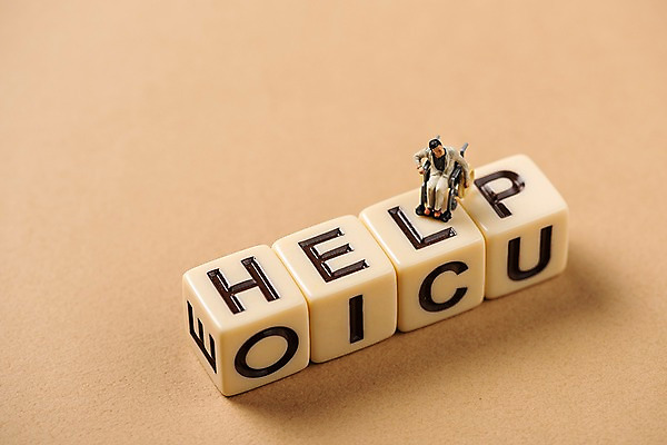 포토 JPG 스튜디오촬영 실내 사람없음 미니어처 도움 장애인 오브젝트 휠체어 낱말블록 갈색배경 국내포토 백그라운드 컨셉 내부 갈색 모형 블록 장애 파일형식