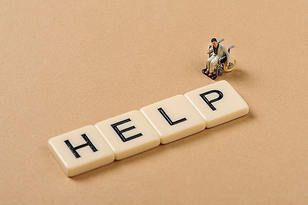 포토 JPG 스튜디오촬영 실내 사람없음 미니어처 도움 장애인 오브젝트 휠체어 낱말블록 갈색배경 국내포토 백그라운드 컨셉 내부 갈색 모형 블록 장애 파일형식