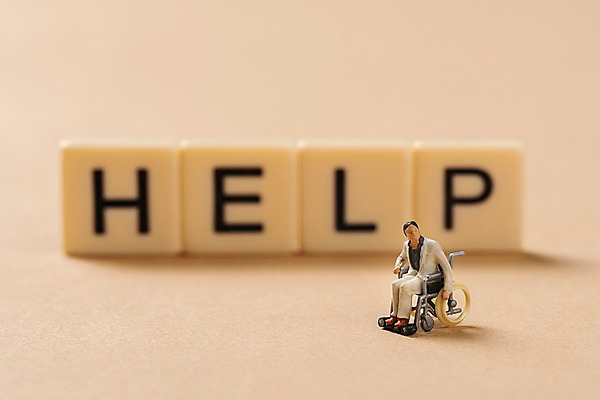 포토 JPG 스튜디오촬영 실내 사람없음 미니어처 도움 장애인 오브젝트 휠체어 낱말블록 갈색배경 국내포토 백그라운드 컨셉 내부 갈색 모형 블록 장애 파일형식