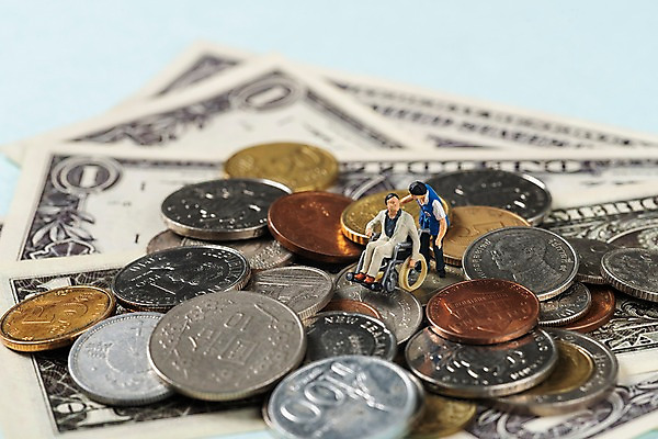 포토 JPG 스튜디오촬영 지폐 돈 실내 대화 사람없음 마주보기 동전 미니어처 도움 장애인 휠체어 비장애인 국내포토 컨셉 모션 말하기 내부 모형 재산 장애 파일형식