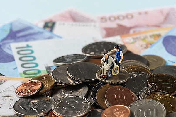 포토 JPG 스튜디오촬영 응시 지폐 돈 실내 대화 사람없음 동전 미니어처 장애인 휠체어 비장애인 국내포토 시선 말하기 내부 모형 재산 장애 파일형식