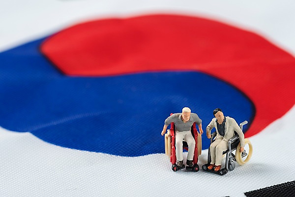 포토 JPG 스튜디오촬영 실내 사람없음 친구 미니어처 태극기 장애인 동료 휠체어 국내포토 관계 내부 모형 국기 장애 파일형식