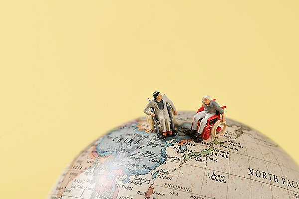 포토 JPG 스튜디오촬영 지도 실내 사람없음 친구 지구본 미니어처 장애인 동료 휠체어 노란배경 국내포토 백그라운드 관계 내부 노란색 모형 장애 파일형식