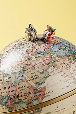 포토 JPG 스튜디오촬영 지도 실내 사람없음 친구 지구본 미니어처 장애인 동료 휠체어 노란배경 국내포토 백그라운드 관계 내부 노란색 모형 장애 파일형식