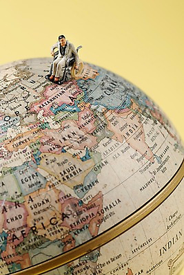 포토 JPG 스튜디오촬영 지도 실내 사람없음 지구본 미니어처 장애인 휠체어 노란배경 국내포토 백그라운드 내부 노란색 모형 장애 파일형식