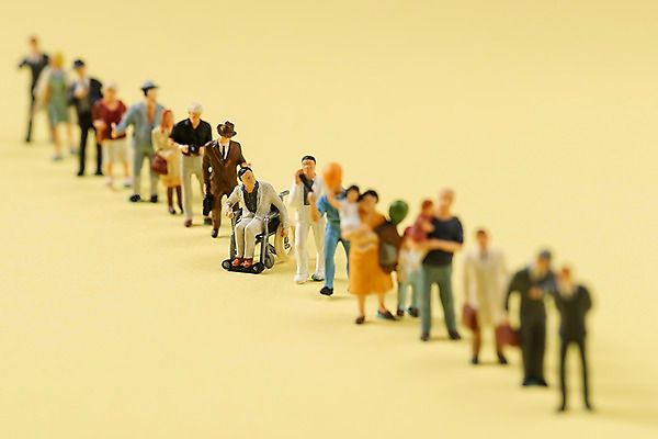 포토 JPG 스튜디오촬영 함께함 실내 사람없음 미니어처 장애인 휠체어 노란배경 비장애인 줄서기 국내포토 백그라운드 컨셉 모션 내부 노란색 모형 장애 파일형식