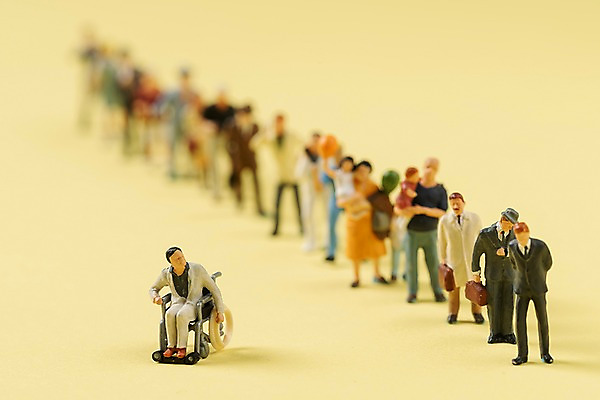 포토 JPG 스튜디오촬영 실내 여러명 사람없음 미니어처 장애인 휠체어 노란배경 비장애인 줄서기 국내포토 다수 백그라운드 모션 사람 내부 노란색 모형 장애 파일형식