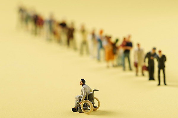 포토 JPG 스튜디오촬영 응시 실내 사람없음 미니어처 장애인 휠체어 노란배경 비장애인 줄서기 국내포토 시선 백그라운드 모션 내부 노란색 모형 장애 파일형식