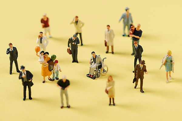 포토 JPG 스튜디오촬영 실내 서기 여러명 사람없음 걷기 미니어처 다양 장애인 휠체어 풍선 노란배경 비장애인 국내포토 다수 백그라운드 모션 사람 내부 노란색 모형 장애 파일형식