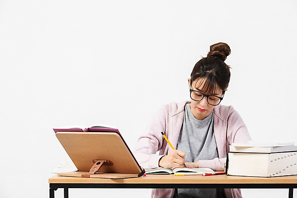 포토 JPG 스튜디오촬영 학생 여자 대학생 실내 한명 사람 앉기 상반신 20대 청년 성인 앞모습 책 청춘 연필 한국인 구직 책상 합격 흰배경 취업준비생 고시생 열공 참고서 청년여자한명만 성인여자한명만 국내포토 1 교육 뷰포인트 가구 백그라운드 컨셉 모션 학용품 동양인 내부 학습 필기구 흰색 여자한명만 성인여자만 청년여자만 파일형식