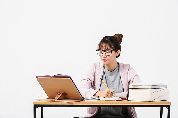 포토 JPG 스튜디오촬영 학생 응시 여자 대학생 실내 한명 사람 앉기 상반신 20대 청년 성인 앞모습 책 청춘 연필 한국인 구직 책상 합격 흰배경 취업준비생 고시생 열공 참고서 책받침대 청년여자한명만 성인여자한명만 국내포토 1 시선 교육 뷰포인트 가구 백그라운드 컨셉 모션 학용품 동양인 내부 학습 필기구 흰색 받침대 여자한명만 성인여자만 청년여자만 파일형식