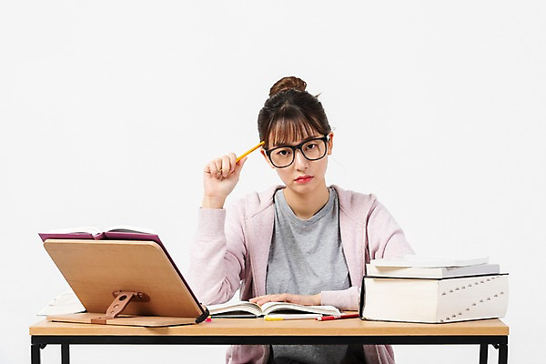 포토 JPG 스튜디오촬영 학생 응시 여자 대학생 스트레스 실내 한명 사람 앉기 상반신 20대 청년 성인 앞모습 책 청춘 연필 한국인 구직 책상 합격 고민 걱정 흰배경 취업준비생 고시생 참고서 책받침대 청년여자한명만 성인여자한명만 국내포토 1 시선 교육 감정 뷰포인트 가구 백그라운드 컨셉 모션 학용품 동양인 내부 필기구 흰색 받침대 여자한명만 성인여자만 청년여자만 파일형식