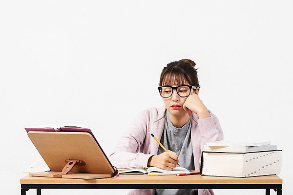 포토 JPG 스튜디오촬영 학생 여자 대학생 스트레스 실내 한명 사람 앉기 상반신 20대 청년 성인 앞모습 책 청춘 연필 턱괴기 한국인 구직 책상 합격 고민 걱정 흰배경 취업준비생 고시생 참고서 청년여자한명만 성인여자한명만 국내포토 1 교육 감정 뷰포인트 가구 백그라운드 컨셉 모션 학용품 동양인 내부 필기구 흰색 여자한명만 성인여자만 청년여자만 파일형식