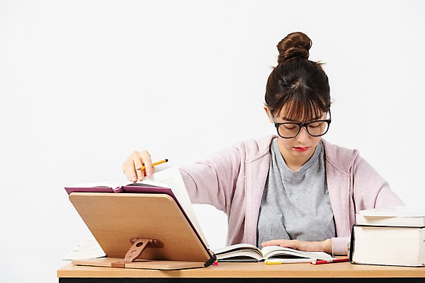 포토 JPG 스튜디오촬영 학생 응시 여자 대학생 실내 한명 사람 앉기 상반신 20대 청년 성인 앞모습 책 청춘 연필 한국인 구직 책상 합격 흰배경 취업준비생 고시생 열공 참고서 책받침대 청년여자한명만 성인여자한명만 국내포토 1 시선 교육 뷰포인트 가구 백그라운드 컨셉 모션 학용품 동양인 내부 학습 필기구 흰색 받침대 여자한명만 성인여자만 청년여자만 파일형식