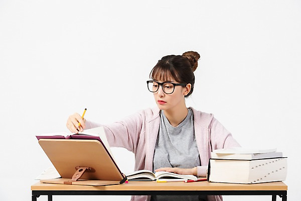 포토 JPG 스튜디오촬영 학생 여자 대학생 실내 한명 사람 앉기 상반신 20대 청년 성인 앞모습 책 청춘 연필 한국인 구직 책상 합격 흰배경 취업준비생 고시생 열공 참고서 책받침대 청년여자한명만 성인여자한명만 국내포토 1 교육 뷰포인트 가구 백그라운드 컨셉 모션 학용품 동양인 내부 학습 필기구 흰색 받침대 여자한명만 성인여자만 청년여자만 파일형식