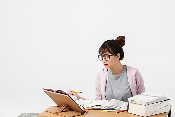 포토 JPG 스튜디오촬영 응시 여자 실내 한명 사람 앉기 상반신 20대 청년 성인 앞모습 책 청춘 연필 한국인 구직 책상 합격 흰배경 취업준비생 고시생 열공 참고서 청년여자한명만 성인여자한명만 국내포토 1 학생 시선 교육 뷰포인트 가구 백그라운드 컨셉 모션 학용품 동양인 내부 학습 필기구 흰색 여자한명만 성인여자만 청년여자만 파일형식