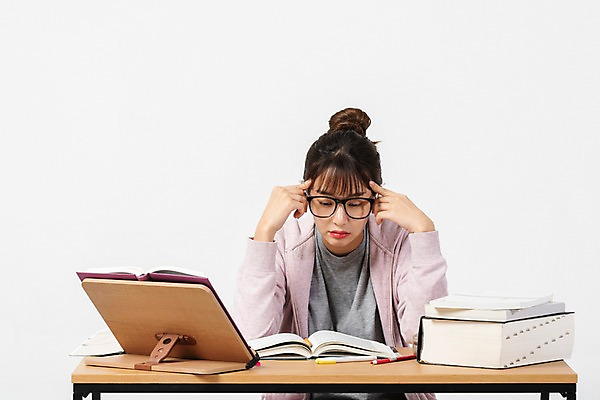 포토 JPG 스튜디오촬영 학생 여자 대학생 스트레스 실내 한명 사람 앉기 상반신 20대 청년 성인 앞모습 책 청춘 눈감음 한국인 구직 책상 합격 고민 걱정 흰배경 취업준비생 고시생 참고서 책받침대 청년여자한명만 성인여자한명만 국내포토 1 교육 감정 뷰포인트 가구 백그라운드 컨셉 모션 동양인 내부 흰색 받침대 여자한명만 성인여자만 청년여자만 파일형식
