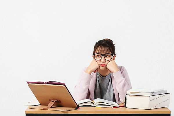 포토 JPG 스튜디오촬영 학생 여자 대학생 스트레스 실내 한명 사람 앉기 상반신 20대 청년 성인 앞모습 책 청춘 턱괴기 한국인 구직 책상 합격 고민 걱정 흰배경 취업준비생 고시생 참고서 청년여자한명만 성인여자한명만 국내포토 1 교육 감정 뷰포인트 가구 백그라운드 컨셉 모션 동양인 내부 흰색 여자한명만 성인여자만 청년여자만 파일형식