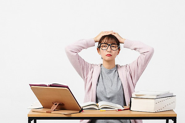 포토 JPG 스튜디오촬영 학생 여자 대학생 스트레스 실내 한명 사람 앉기 상반신 20대 청년 성인 앞모습 책 청춘 한국인 구직 책상 합격 고민 걱정 흰배경 취업준비생 고시생 참고서 청년여자한명만 성인여자한명만 국내포토 1 교육 감정 뷰포인트 가구 백그라운드 컨셉 모션 동양인 내부 흰색 여자한명만 성인여자만 청년여자만 파일형식