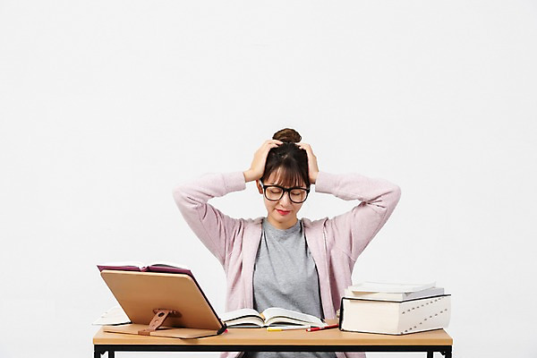 포토 JPG 스튜디오촬영 학생 여자 대학생 스트레스 실내 한명 사람 앉기 상반신 20대 청년 성인 앞모습 책 청춘 한국인 구직 책상 합격 고민 걱정 흰배경 두통 취업준비생 고시생 참고서 책받침대 청년여자한명만 성인여자한명만 국내포토 1 교육 감정 뷰포인트 가구 백그라운드 컨셉 모션 동양인 내부 흰색 질병 받침대 여자한명만 성인여자만 청년여자만 파일형식