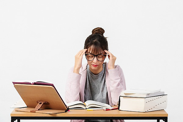 포토 JPG 스튜디오촬영 학생 여자 대학생 스트레스 실내 한명 사람 상반신 20대 청년 성인 앞모습 책 청춘 눈감음 한국인 구직 합격 고민 걱정 흰배경 취업준비생 고시생 참고서 책더미 책받침대 청년여자한명만 성인여자한명만 국내포토 1 교육 감정 뷰포인트 백그라운드 컨셉 모션 동양인 내부 흰색 받침대 무더기 여자한명만 성인여자만 청년여자만 파일형식