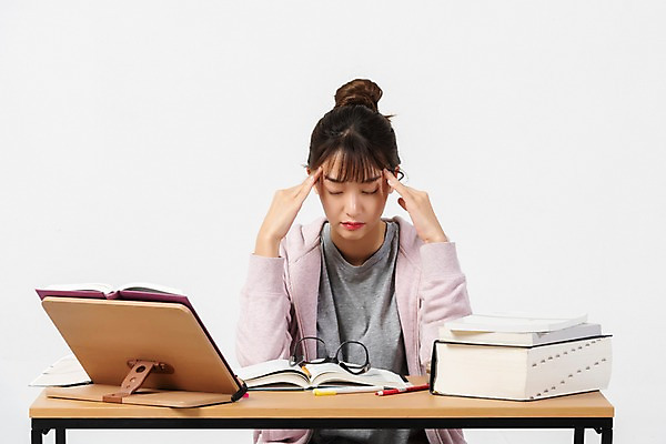 포토 JPG 스튜디오촬영 학생 여자 안경 대학생 스트레스 실내 한명 사람 상반신 20대 청년 성인 앞모습 책 청춘 한국인 구직 책상 합격 고민 걱정 흰배경 취업준비생 고시생 참고서 책받침대 청년여자한명만 성인여자한명만 국내포토 1 잡화 교육 감정 뷰포인트 가구 백그라운드 컨셉 동양인 내부 흰색 받침대 여자한명만 성인여자만 청년여자만 파일형식