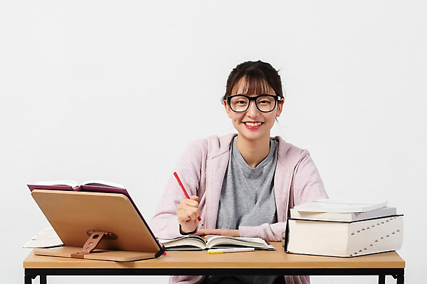 포토 JPG 스튜디오촬영 학생 응시 여자 대학생 실내 한명 미소 사람 앉기 상반신 20대 청년 성인 앞모습 책 청춘 한국인 구직 책상 합격 흰배경 취업준비생 고시생 참고서 책받침대 청년여자한명만 성인여자한명만 국내포토 1 시선 교육 뷰포인트 가구 백그라운드 컨셉 모션 표정 동양인 내부 흰색 받침대 여자한명만 성인여자만 청년여자만 파일형식