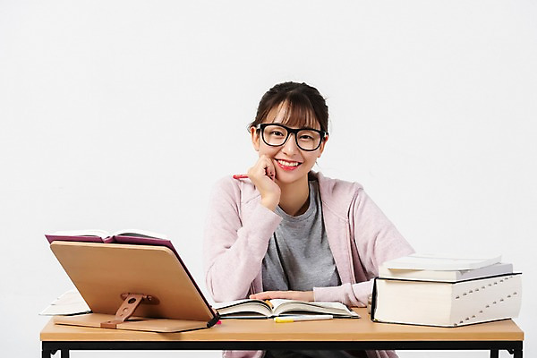 포토 JPG 스튜디오촬영 학생 응시 여자 대학생 실내 한명 미소 사람 앉기 상반신 20대 청년 성인 앞모습 책 청춘 턱괴기 한국인 구직 합격 흰배경 취업준비생 고시생 참고서 청년여자한명만 성인여자한명만 국내포토 1 시선 교육 뷰포인트 백그라운드 컨셉 모션 표정 동양인 내부 흰색 여자한명만 성인여자만 청년여자만 파일형식