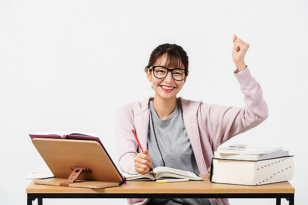 포토 JPG 스튜디오촬영 학생 응시 여자 대학생 실내 한명 미소 사람 앉기 상반신 20대 청년 성인 앞모습 책 청춘 파이팅 한국인 구직 결심 책상 합격 흰배경 취업준비생 고시생 참고서 청년여자한명만 성인여자한명만 국내포토 1 시선 교육 뷰포인트 가구 백그라운드 컨셉 모션 표정 동양인 내부 흰색 여자한명만 성인여자만 청년여자만 파일형식