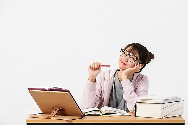 포토 JPG 스튜디오촬영 학생 여자 대학생 상상 실내 한명 미소 사람 앉기 상반신 20대 청년 성인 앞모습 책 청춘 연필 한국인 구직 합격 흰배경 취업준비생 고시생 참고서 청년여자한명만 성인여자한명만 국내포토 1 교육 뷰포인트 백그라운드 컨셉 모션 학용품 표정 동양인 내부 필기구 흰색 여자한명만 성인여자만 청년여자만 파일형식