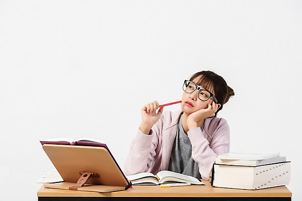 포토 JPG 스튜디오촬영 학생 응시 여자 대학생 생각 상상 실내 한명 사람 앉기 상반신 20대 청년 성인 앞모습 책 청춘 한국인 구직 책상 합격 고민 흰배경 취업준비생 고시생 참고서 청년여자한명만 성인여자한명만 국내포토 1 시선 교육 감정 뷰포인트 가구 백그라운드 컨셉 모션 동양인 내부 흰색 여자한명만 성인여자만 청년여자만 파일형식