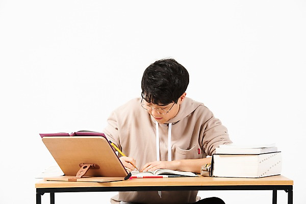 포토 JPG 스튜디오촬영 학생 응시 남자 대학생 스트레스 실내 한명 사람 앉기 상반신 20대 청년 성인 앞모습 청춘 연필 한국인 구직 책상 합격 고민 걱정 흰배경 취업준비생 고시생 청년남자한명만 국내포토 1 시선 감정 뷰포인트 가구 백그라운드 컨셉 모션 학용품 동양인 내부 필기구 흰색 남자한명만 청년남자만 파일형식