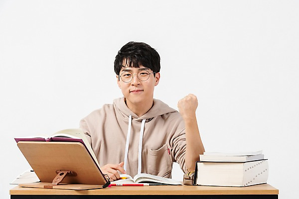 포토 JPG 스튜디오촬영 학생 남자 대학생 실내 한명 미소 사람 앉기 상반신 20대 청년 성인 앞모습 책 청춘 연필 파이팅 한국인 구직 결심 책상 합격 흰배경 취업준비생 고시생 참고서 책더미 청년남자한명만 국내포토 1 교육 뷰포인트 가구 백그라운드 컨셉 모션 학용품 표정 동양인 내부 필기구 흰색 무더기 남자한명만 청년남자만 파일형식