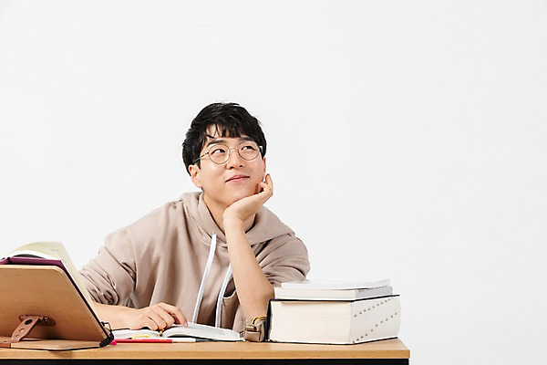 포토 JPG 스튜디오촬영 학생 응시 남자 대학생 실내 한명 미소 사람 앉기 상반신 20대 청년 성인 앞모습 책 청춘 턱괴기 한국인 구직 책상 합격 흰배경 취업준비생 고시생 참고서 책더미 청년남자한명만 국내포토 1 시선 교육 뷰포인트 가구 백그라운드 컨셉 모션 표정 동양인 내부 흰색 무더기 남자한명만 청년남자만 파일형식