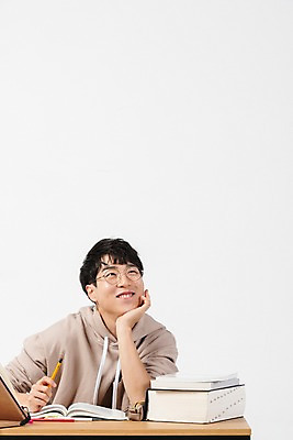 포토 JPG 스튜디오촬영 학생 응시 남자 대학생 실내 한명 미소 사람 앉기 상반신 20대 청년 성인 앞모습 책 청춘 연필 턱괴기 한국인 구직 책상 합격 흰배경 취업준비생 고시생 참고서 책더미 청년남자한명만 국내포토 1 시선 교육 뷰포인트 가구 백그라운드 컨셉 모션 학용품 표정 동양인 내부 필기구 흰색 무더기 남자한명만 청년남자만 파일형식