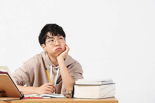 포토 JPG 스튜디오촬영 학생 남자 대학생 스트레스 실내 한명 사람 앉기 상반신 20대 청년 성인 앞모습 책 청춘 연필 턱괴기 한국인 구직 책상 합격 고민 걱정 흰배경 취업준비생 고시생 참고서 책더미 청년남자한명만 국내포토 1 교육 감정 뷰포인트 가구 백그라운드 컨셉 모션 학용품 동양인 내부 필기구 흰색 무더기 남자한명만 청년남자만 파일형식