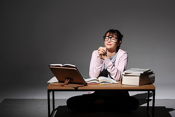 포토 JPG 스튜디오촬영 전신 학생 여자 대학생 검은배경 실내 한명 미소 사람 앉기 20대 청년 성인 앞모습 책 청춘 눈감음 한국인 구직 기도 책상 합격 취업준비생 소원 고시생 참고서 책더미 청년여자한명만 성인여자한명만 국내포토 1 교육 뷰포인트 가구 백그라운드 컨셉 모션 표정 동양인 내부 검은색 무더기 여자한명만 성인여자만 청년여자만 파일형식