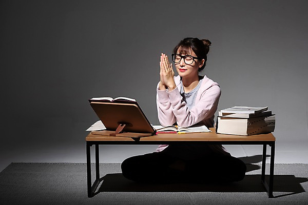 포토 JPG 스튜디오촬영 전신 학생 여자 대학생 검은배경 실내 한명 미소 사람 앉기 20대 청년 성인 앞모습 책 청춘 눈감음 한국인 구직 기도 책상 합격 취업준비생 소원 고시생 참고서 책더미 책받침대 청년여자한명만 성인여자한명만 국내포토 1 교육 뷰포인트 가구 백그라운드 컨셉 모션 표정 동양인 내부 검은색 받침대 무더기 여자한명만 성인여자만 청년여자만 파일형식