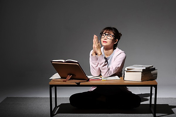 포토 JPG 스튜디오촬영 전신 학생 응시 여자 대학생 검은배경 스트레스 실내 한명 사람 앉기 20대 청년 성인 앞모습 책 청춘 한국인 구직 기도 책상 합격 고민 걱정 취업준비생 소원 고시생 참고서 책받침대 청년여자한명만 성인여자한명만 국내포토 1 시선 교육 감정 뷰포인트 가구 백그라운드 컨셉 모션 동양인 내부 검은색 받침대 여자한명만 성인여자만 청년여자만 파일형식
