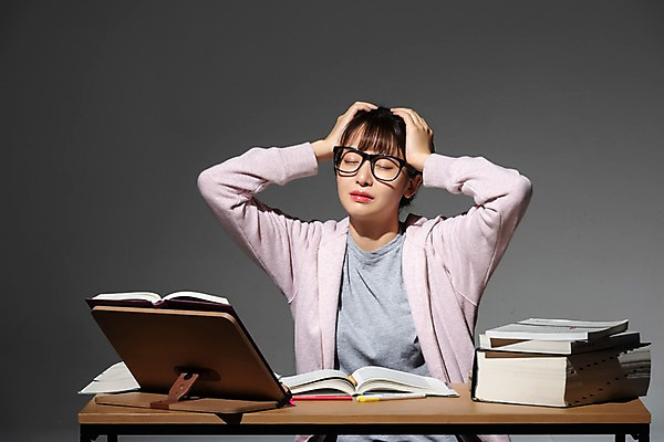 포토 JPG 스튜디오촬영 학생 여자 대학생 검은배경 스트레스 실내 한명 사람 앉기 상반신 20대 청년 성인 앞모습 책 청춘 연필 한국인 구직 책상 합격 고민 걱정 두통 취업준비생 고시생 참고서 책더미 청년여자한명만 성인여자한명만 국내포토 1 교육 감정 뷰포인트 가구 백그라운드 컨셉 모션 학용품 동양인 내부 필기구 검은색 질병 무더기 여자한명만 성인여자만 청년여자만 파일형식