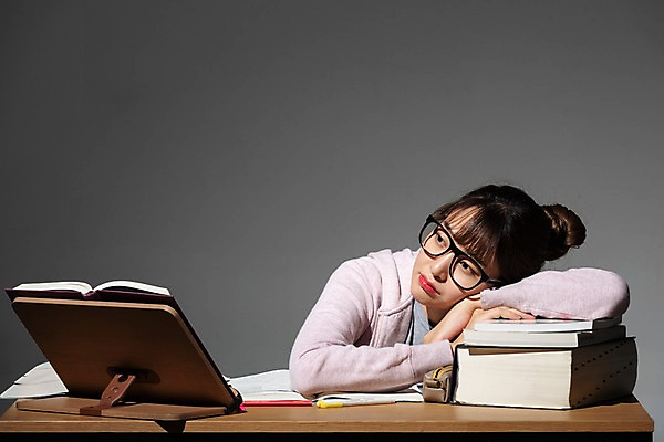 포토 JPG 스튜디오촬영 학생 응시 여자 엎드리기 대학생 검은배경 스트레스 실내 한명 사람 앉기 상반신 20대 청년 성인 앞모습 책 청춘 연필 한국인 구직 책상 합격 고민 걱정 취업준비생 고시생 참고서 책더미 책받침대 청년여자한명만 성인여자한명만 국내포토 1 시선 교육 감정 뷰포인트 가구 백그라운드 컨셉 모션 학용품 동양인 내부 필기구 검은색 받침대 무더기 여자한명만 성인여자만 청년여자만 파일형식