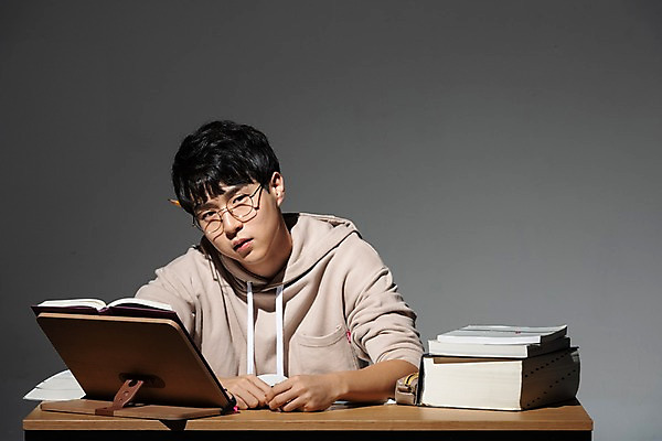 포토 JPG 스튜디오촬영 학생 응시 남자 대학생 검은배경 스트레스 실내 한명 사람 앉기 상반신 20대 청년 성인 앞모습 책 청춘 연필 한국인 구직 책상 합격 고민 걱정 취업준비생 고시생 참고서 책더미 청년남자한명만 국내포토 1 시선 교육 감정 뷰포인트 가구 백그라운드 컨셉 모션 학용품 동양인 내부 필기구 검은색 무더기 남자한명만 청년남자만 파일형식