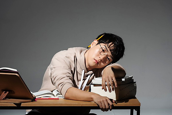 포토 JPG 스튜디오촬영 학생 응시 남자 엎드리기 대학생 생각 검은배경 스트레스 실내 한명 사람 상반신 20대 청년 성인 앞모습 청춘 연필 한국인 구직 합격 고민 걱정 취업준비생 고시생 참고서 책더미 청년남자한명만 국내포토 1 시선 교육 감정 뷰포인트 백그라운드 컨셉 모션 학용품 동양인 내부 책 필기구 검은색 무더기 남자한명만 청년남자만 파일형식