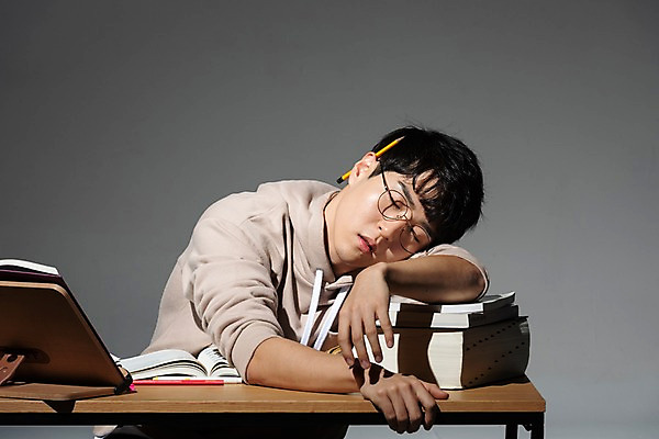 포토 JPG 스튜디오촬영 학생 남자 엎드리기 대학생 검은배경 스트레스 실내 한명 사람 상반신 20대 청년 성인 앞모습 청춘 연필 한국인 구직 잠 졸음 합격 고민 걱정 취업준비생 고시생 책더미 청년남자한명만 국내포토 1 감정 뷰포인트 백그라운드 컨셉 모션 학용품 동양인 내부 책 필기구 검은색 무더기 남자한명만 청년남자만 파일형식