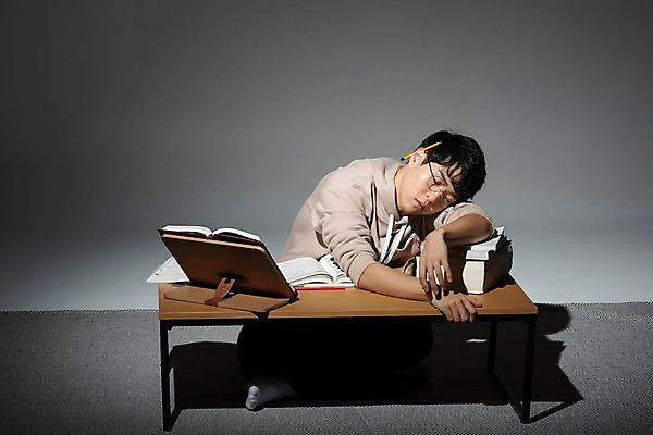 포토 JPG 스튜디오촬영 전신 학생 남자 엎드리기 대학생 검은배경 스트레스 실내 한명 사람 20대 청년 성인 앞모습 청춘 연필 한국인 구직 잠 합격 취업준비생 고시생 참고서 책더미 청년남자한명만 국내포토 1 교육 뷰포인트 백그라운드 컨셉 모션 학용품 동양인 내부 책 필기구 검은색 무더기 남자한명만 청년남자만 파일형식