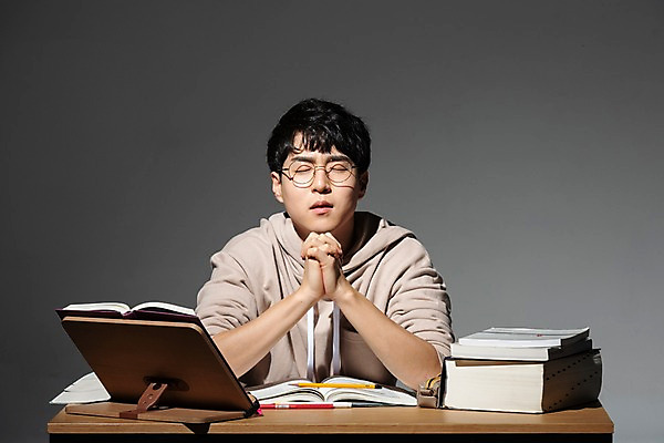 포토 JPG 스튜디오촬영 학생 남자 대학생 검은배경 스트레스 실내 한명 사람 상반신 20대 청년 성인 앞모습 책 청춘 연필 한국인 구직 기도 합격 고민 걱정 취업준비생 소원 간절함 고시생 참고서 청년남자한명만 국내포토 1 교육 감정 뷰포인트 백그라운드 컨셉 학용품 동양인 내부 필기구 검은색 남자한명만 청년남자만 파일형식