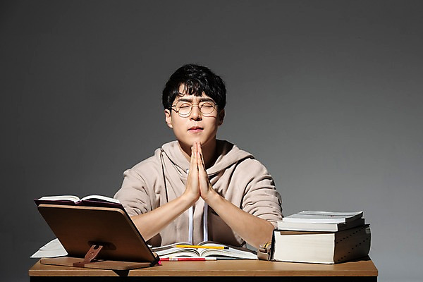 포토 JPG 스튜디오촬영 학생 남자 대학생 검은배경 스트레스 실내 한명 사람 상반신 20대 청년 성인 앞모습 책 청춘 연필 한국인 구직 기도 책상 합격 고민 걱정 취업준비생 소원 간절함 고시생 참고서 청년남자한명만 국내포토 1 교육 감정 뷰포인트 가구 백그라운드 컨셉 학용품 동양인 내부 필기구 검은색 남자한명만 청년남자만 파일형식