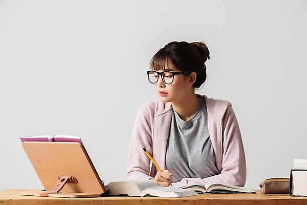 포토 JPG 스튜디오촬영 학생 응시 여자 대학생 회색배경 실내 한명 사람 상반신 20대 청년 성인 앞모습 책 청춘 연필 한국인 구직 합격 취업준비생 고시생 열공 참고서 청년여자한명만 성인여자한명만 국내포토 1 시선 교육 뷰포인트 백그라운드 컨셉 학용품 동양인 내부 학습 필기구 회색 여자한명만 성인여자만 청년여자만 파일형식