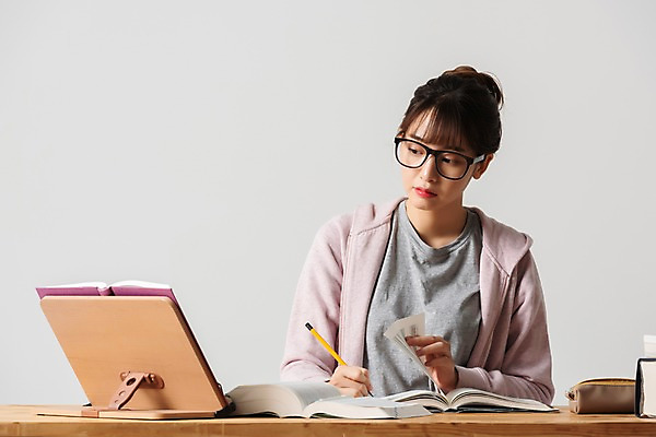 포토 JPG 스튜디오촬영 학생 응시 여자 대학생 회색배경 실내 한명 사람 상반신 20대 청년 성인 앞모습 책 청춘 연필 한국인 구직 합격 취업준비생 고시생 열공 참고서 청년여자한명만 성인여자한명만 국내포토 1 시선 교육 뷰포인트 백그라운드 컨셉 학용품 동양인 내부 학습 필기구 회색 여자한명만 성인여자만 청년여자만 파일형식